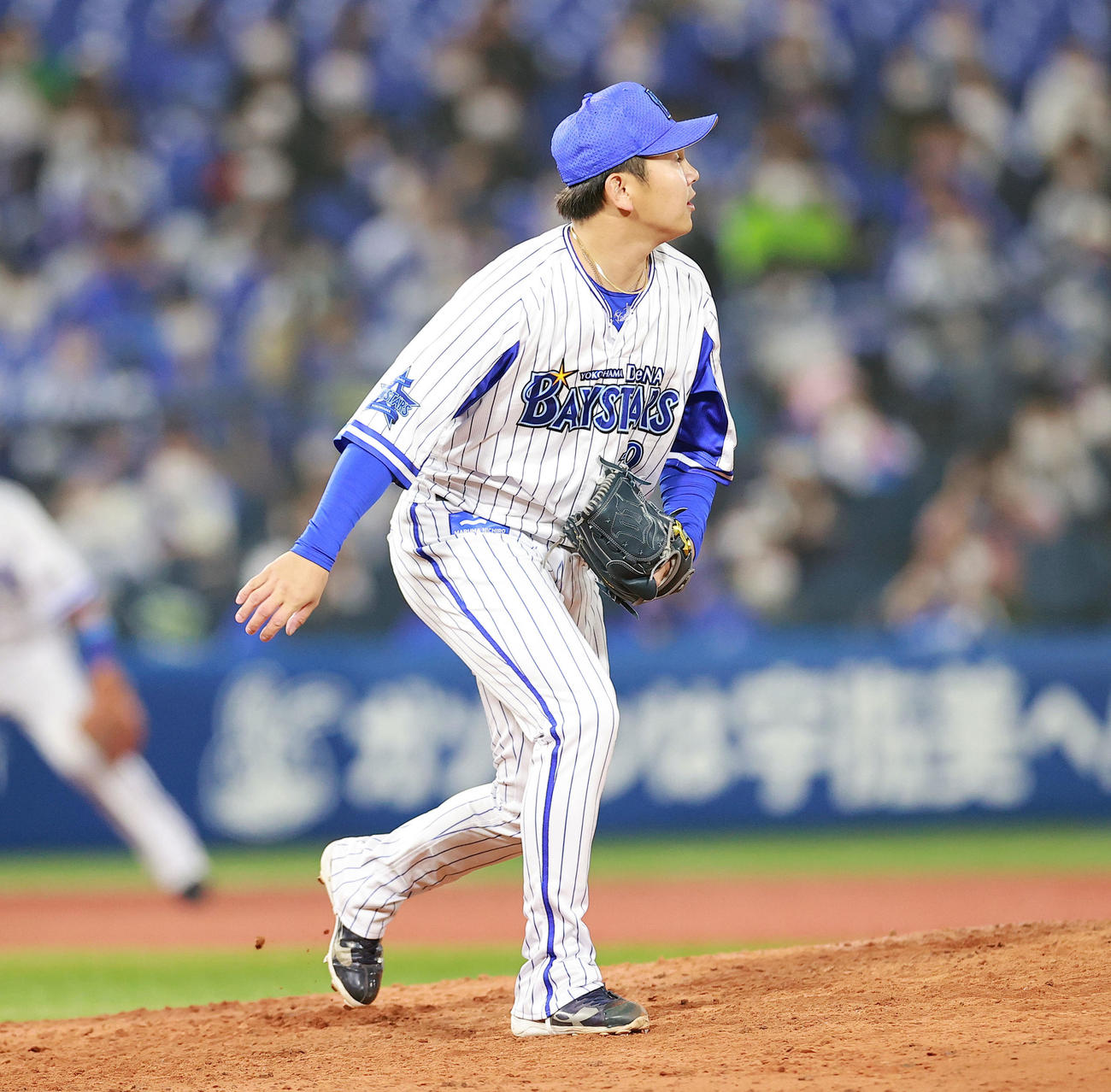 DeNA対ヤクルト　8回表ヤクルト2死一、二塁、塩見に2点同点適時二塁打を許し打球を見つめる山崎（撮影・浅見桂子）