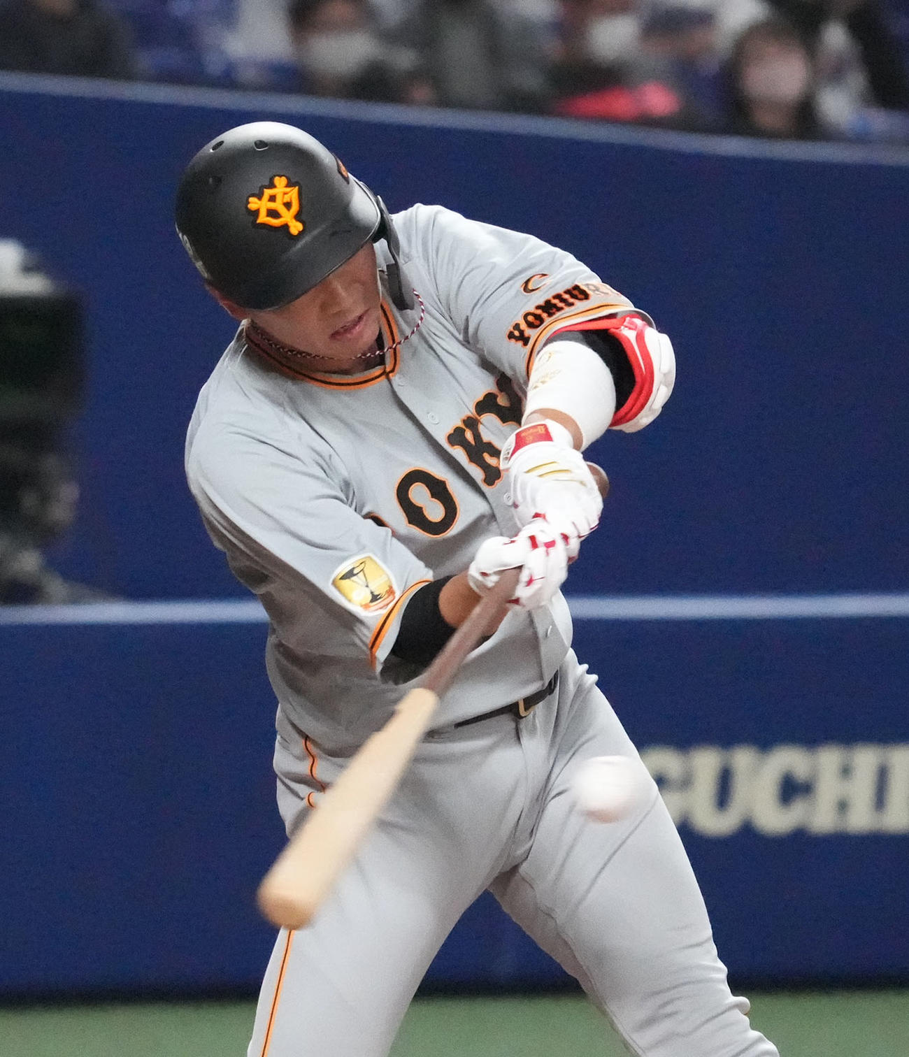 中日対巨人　8回表巨人1死二塁、右適時二塁打を放った坂本勇