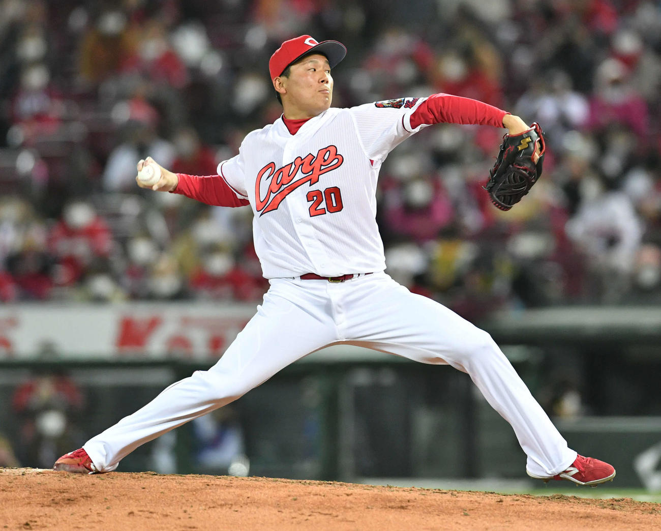 広島対阪神　9回表、広島4番手で登板した栗林（撮影・岩下翔太）