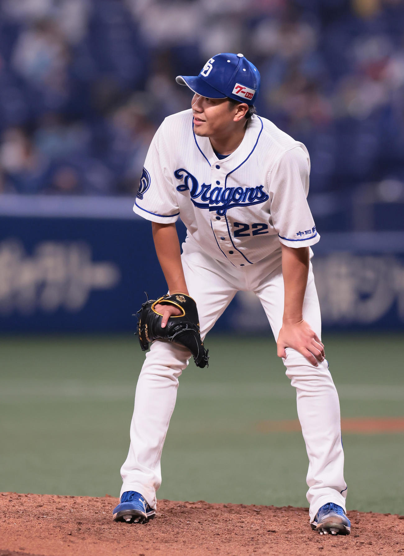 中日対巨人　4回表巨人無死、中島宏之に左越え本塁打を浴び肩を落と大野雄（撮影・足立雅史）