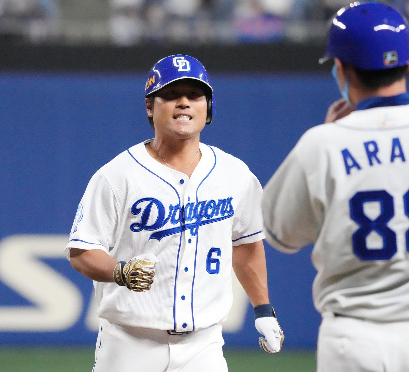 中日対巨人　8回裏中日1死一、二塁、左前適時打を放った平田