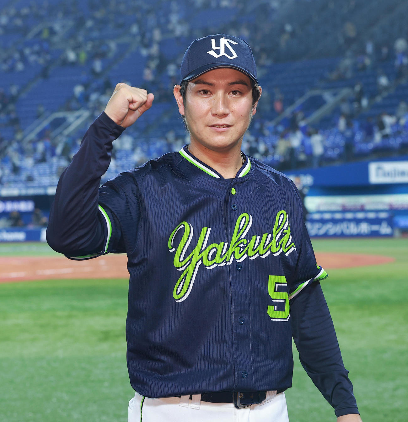 DeNA対ヤクルト　決勝打のヤクルト川端は、ヒーローインタビューを終え、カメラに向かってガッツポーズ（撮影・野上伸悟）