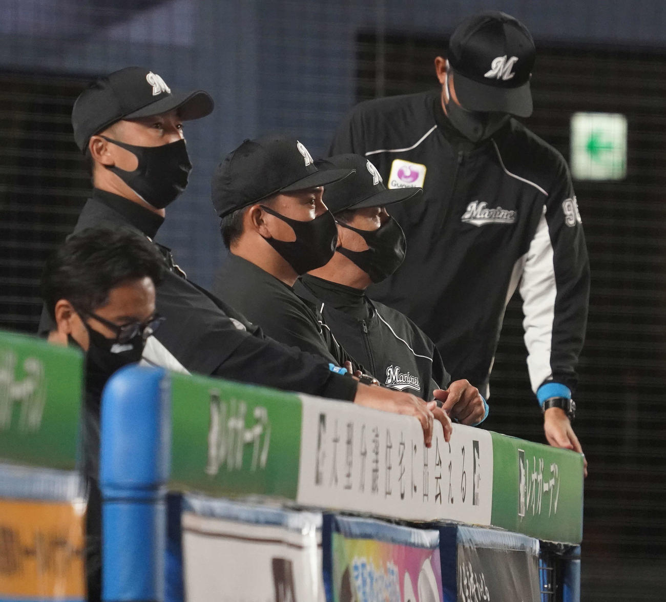 ロッテ対楽天　ベンチで浮かない表情のロッテ井口監督（左から3人目）（撮影・鈴木みどり）