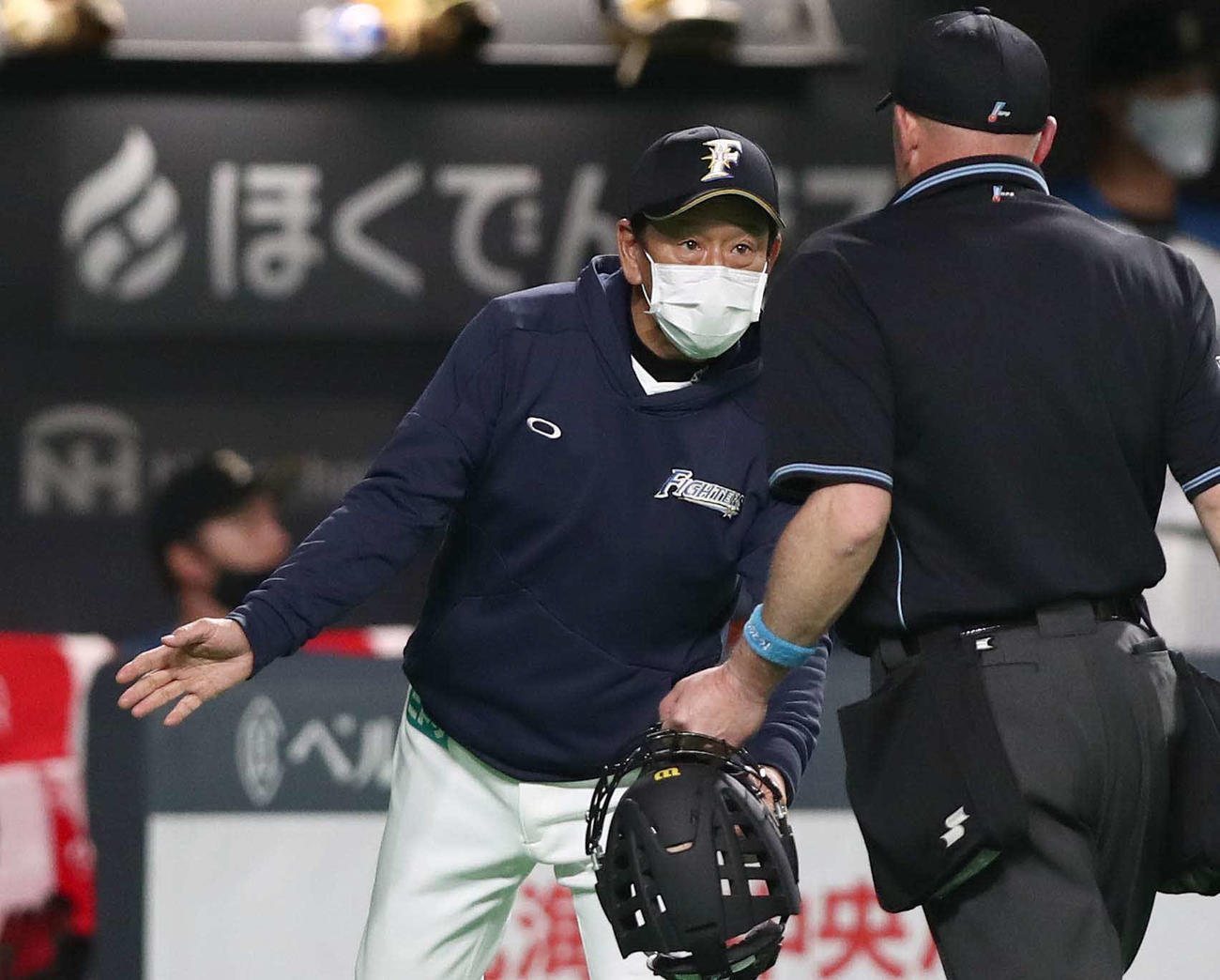 日本ハム対西武　4回表、投手交代を告げる栗山監督（撮影・黒川智章）