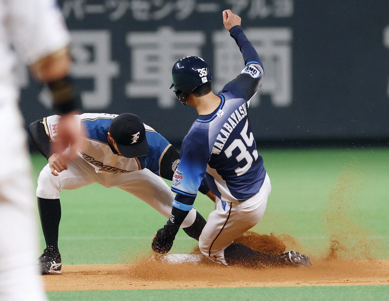 2回西武1死一塁、若林がプロ初盗塁となる二盗を決める（共同）