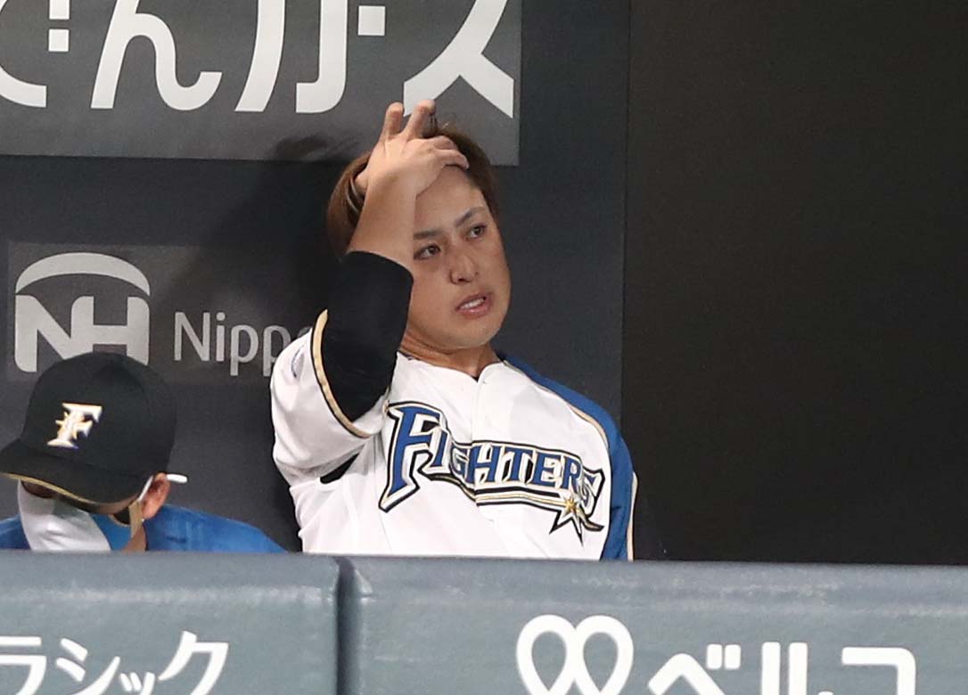 日本ハム対西武　4回途中降板しベンチで渋い表情の河野（撮影・黒川智章）