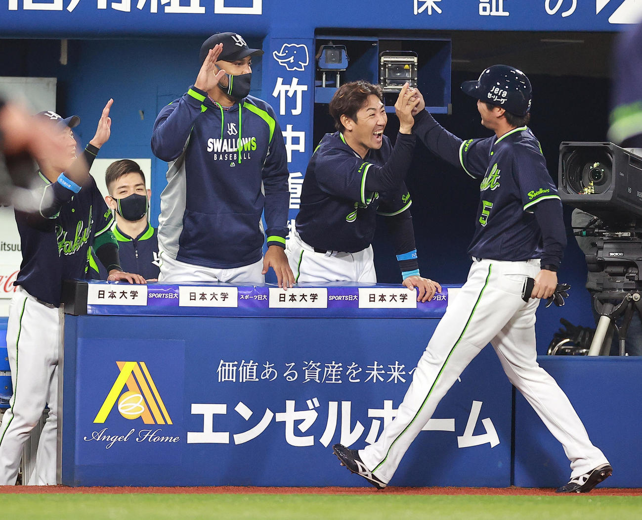 DeNA対ヤクルト　8回表ヤクルト2死二塁、勝ち越し適時二塁打を放った川端（右）を笑顔で迎える内川（右から2人目）らヤクルトナイン（撮影・浅見桂子）
