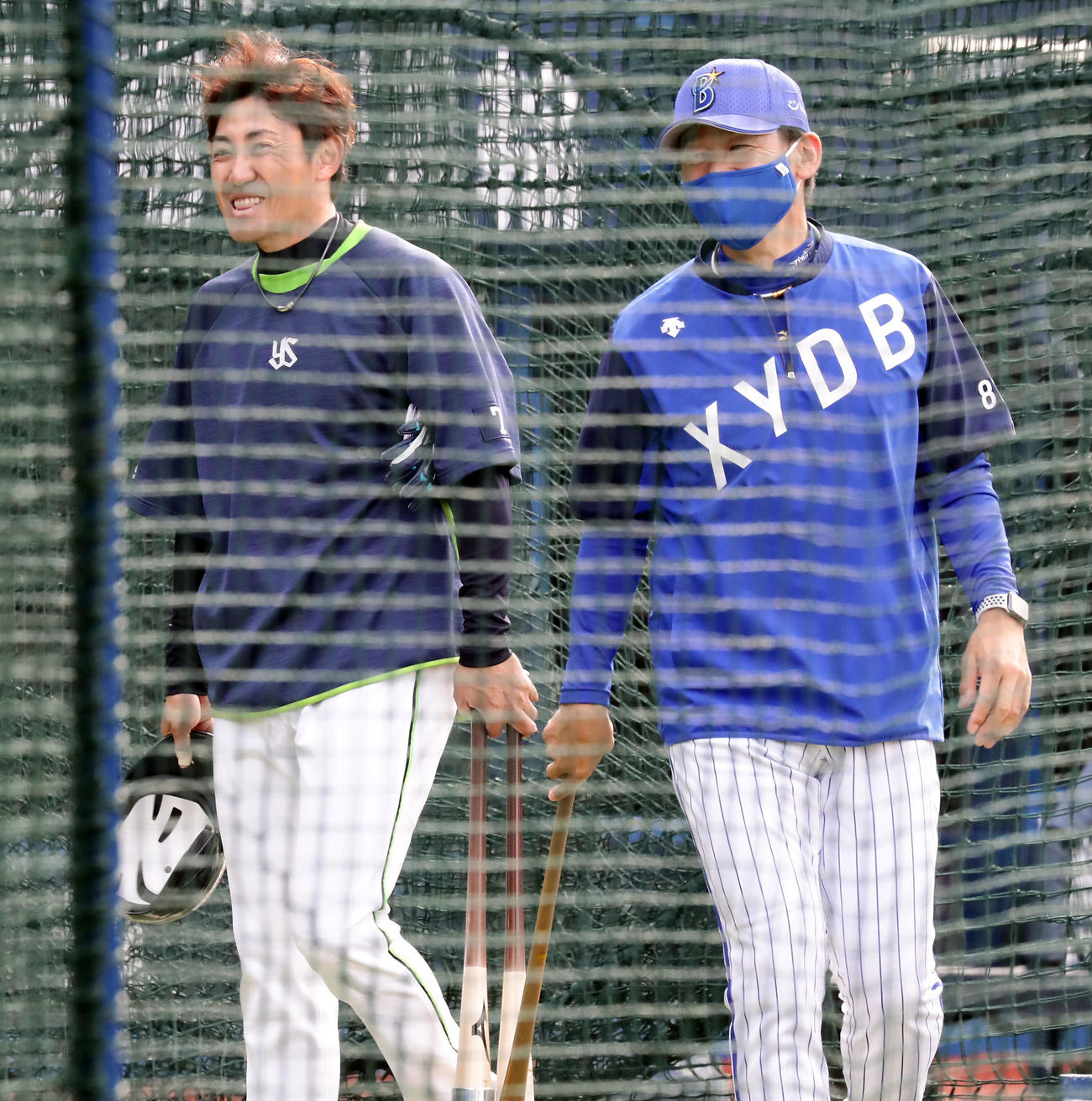 DeNA対ヤクルト　試合前、談笑するDeNA三浦監督（左）とヤクルト内川（撮影・浅見桂子）