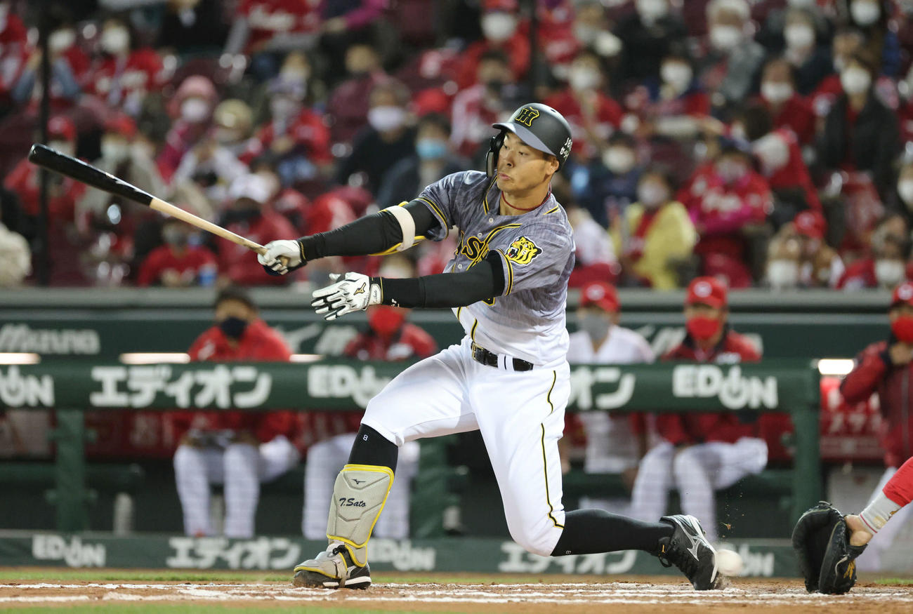 プロ野球広島対阪神　6回表阪神2死一塁、佐藤輝は三振（撮影・加藤孝規）