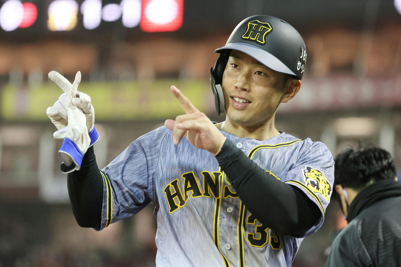 プロ野球広島対阪神　4回表阪神1死一、二塁、サンズの同点右適時打で糸原が生還（撮影・加藤孝規）