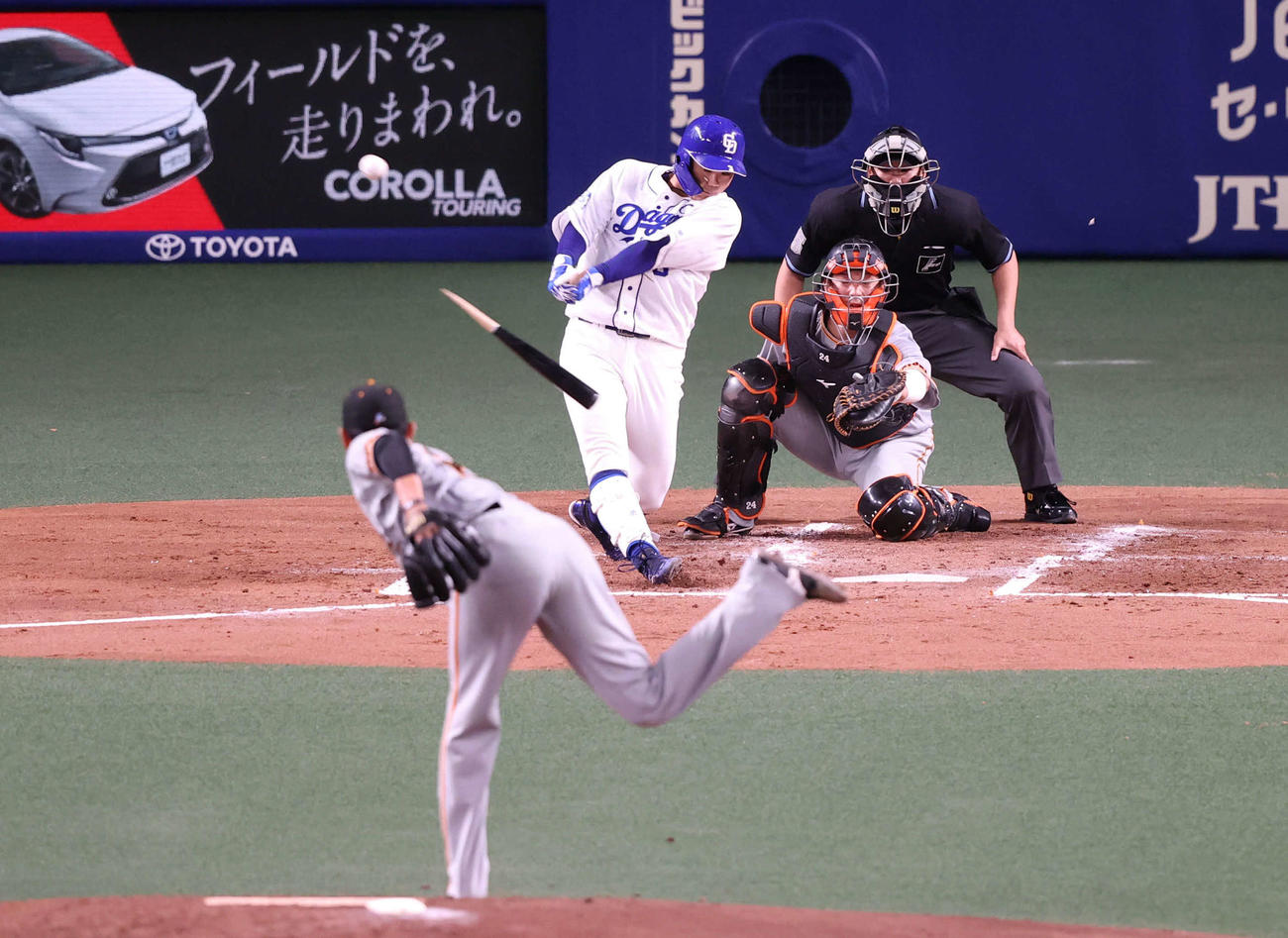 中日対巨人　1回裏中日無死二、三塁、2点適時打を放つ高橋周。投手井納（撮影・狩俣裕三）