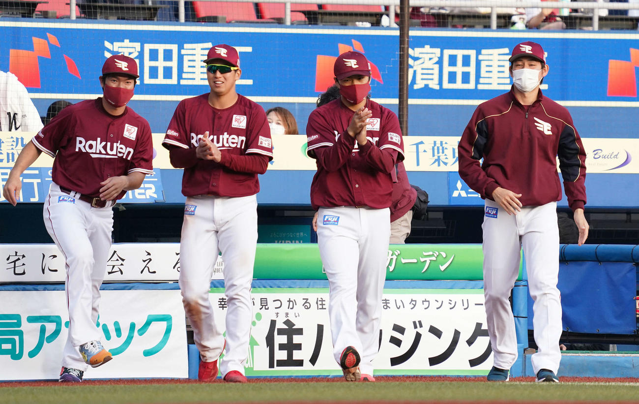 ロッテ対楽天　ロッテに勝利し、手をたたく楽天則本昂（右から2人目）（撮影・鈴木みどり）