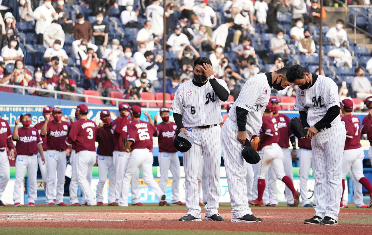 ロッテ対楽天　開幕5連敗で浮かない表情のロッテ井口監督（左）（撮影・鈴木みどり）