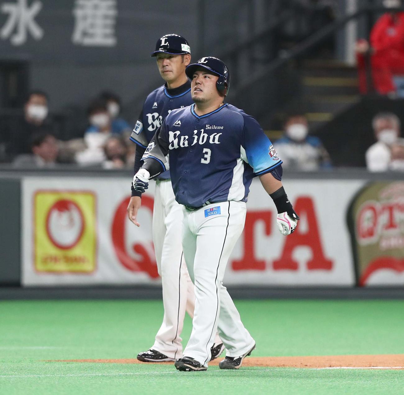 30日、日本ハム対西武　1回表西武2死三塁、右越え2点本塁打を放ったあと、顔をしかめ歩いてベースランニングする山川
