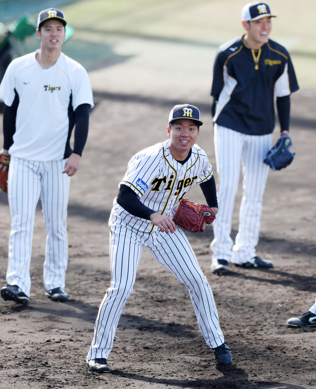 阪神対オリックス　三塁ベンチ前でゴロ捕球を行う村上（代表撮影）