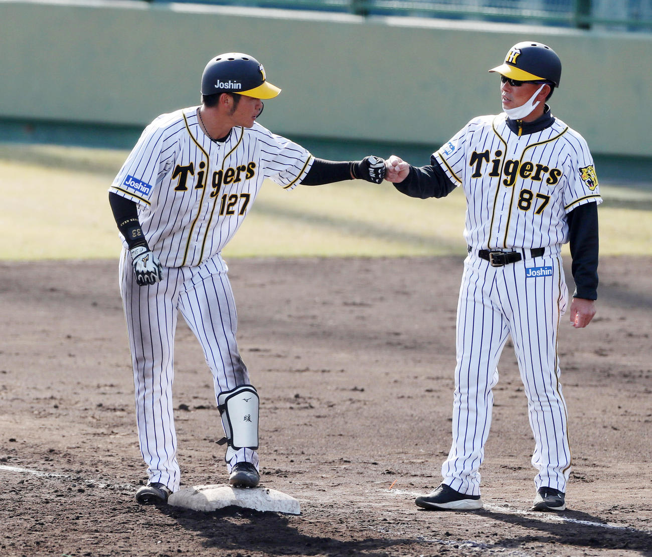 オリックスとの2軍戦で8回4安打目を放った小野寺は中村コーチ（右）とグータッチする（代表撮影）