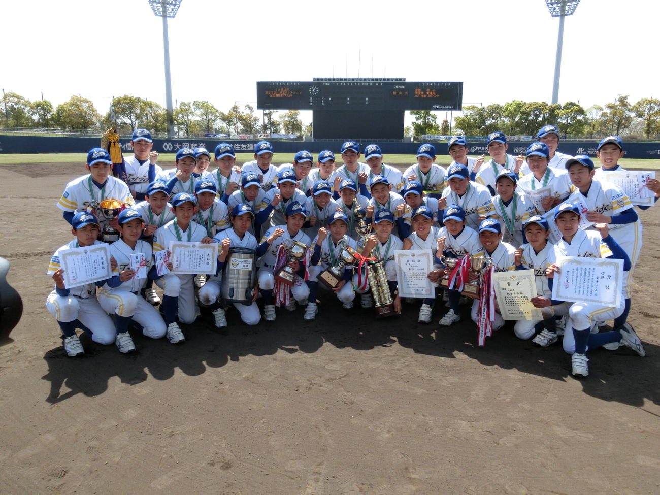 優勝を飾った取手の選手たち