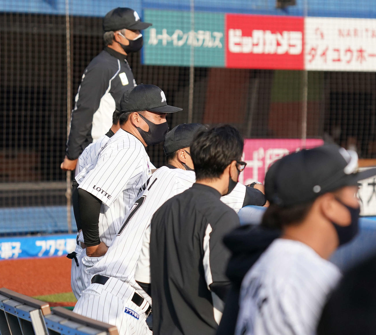 ロッテ対楽天　ベンチで浮かない表情のロッテ井口監督（撮影・鈴木みどり）