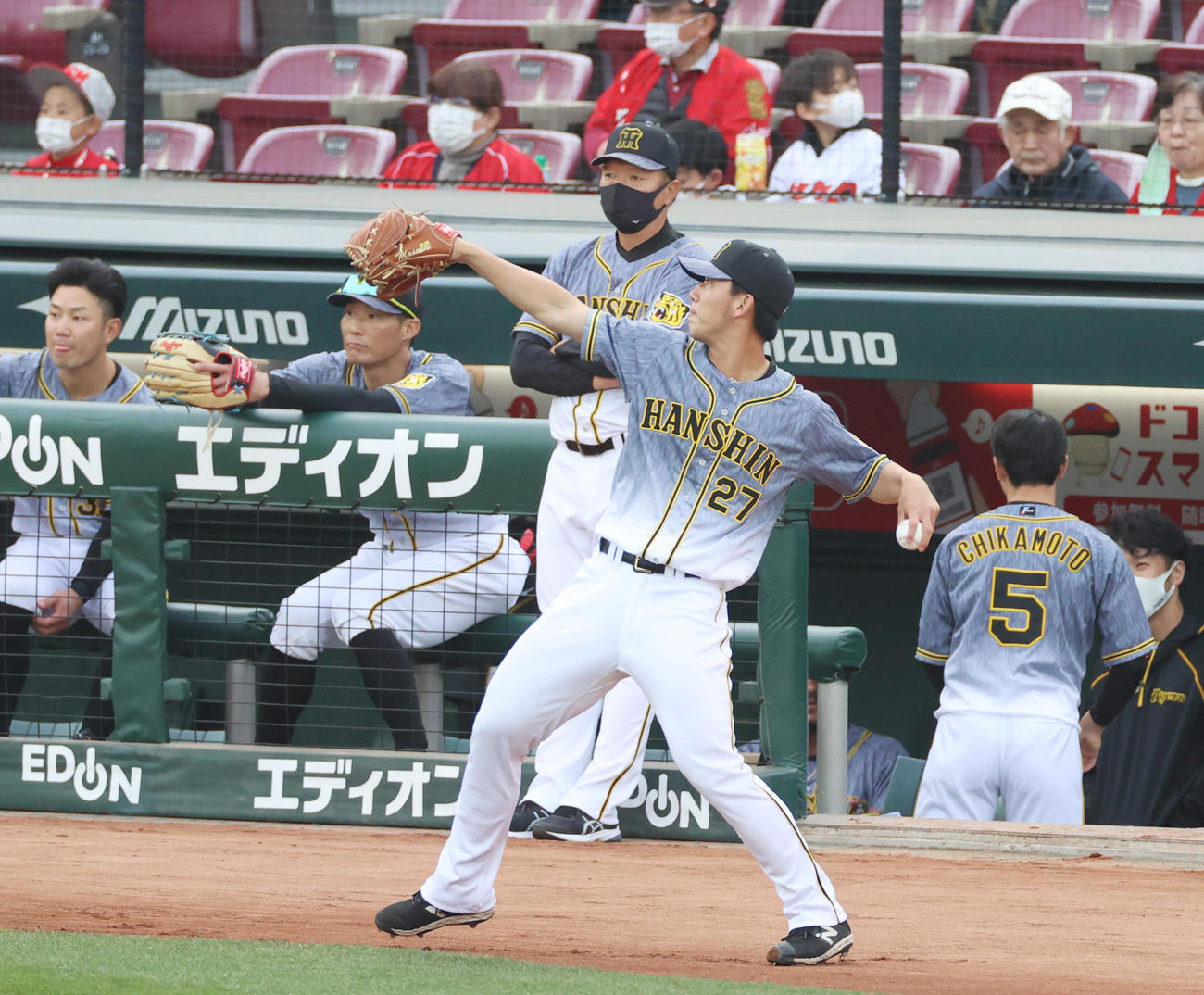 広島対阪神　試合前の準備を行う先発伊藤将（撮影・清水貴仁）