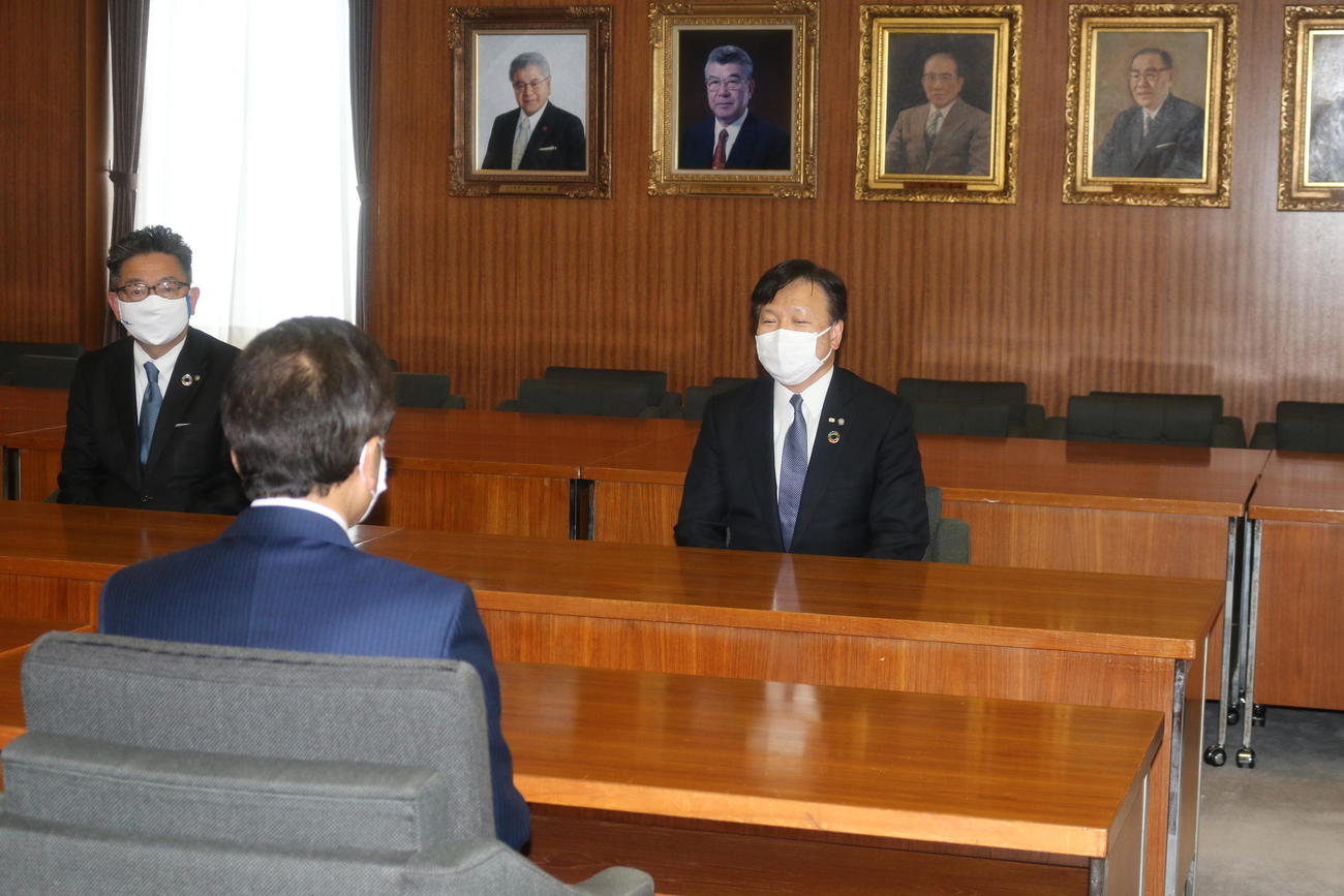 秋元札幌市長を表敬訪問した、日本ハム畑オーナー（右）と川村社長（撮影・田中彩友美）