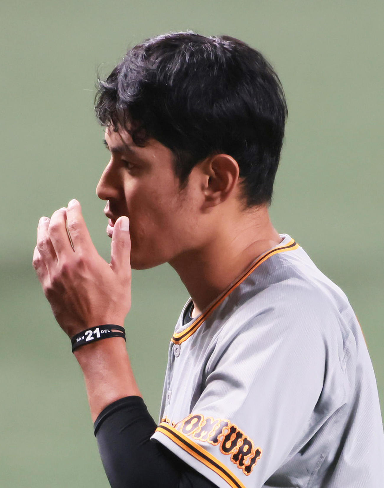 中日対巨人　1回、同点に追いつかれぼうぜんとベンチに戻る巨人井納（撮影・足立雅史）