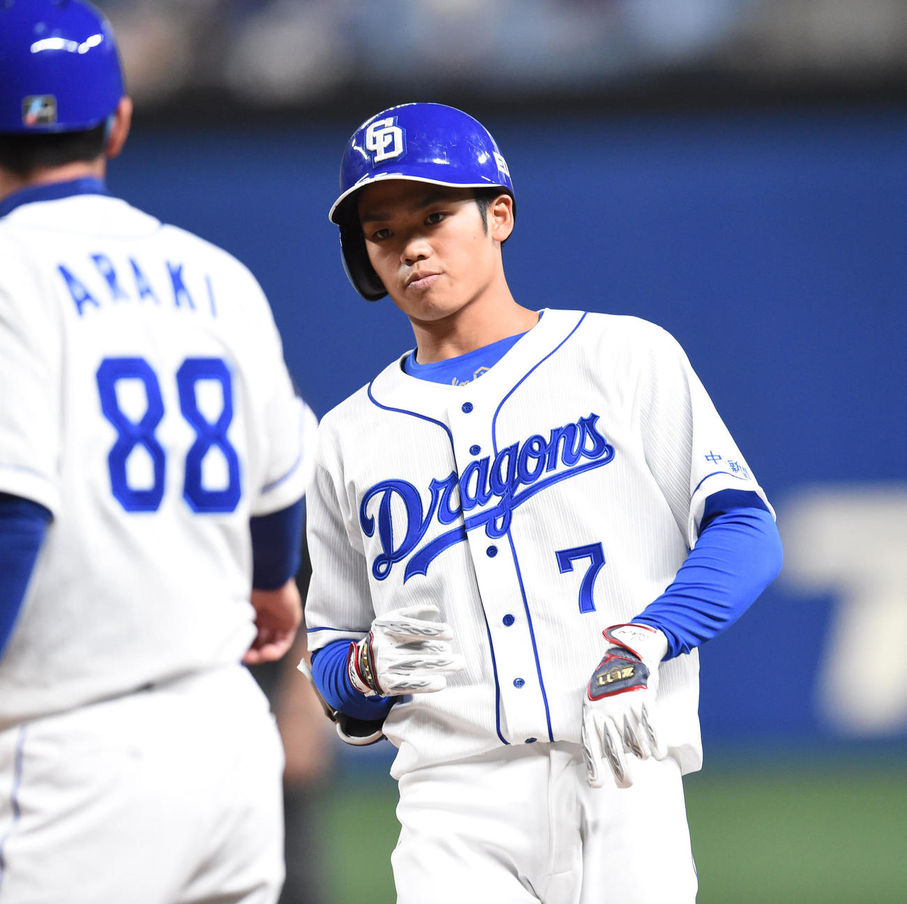 中日対巨人　2回裏中日無死二塁、中前適時打を放った根尾