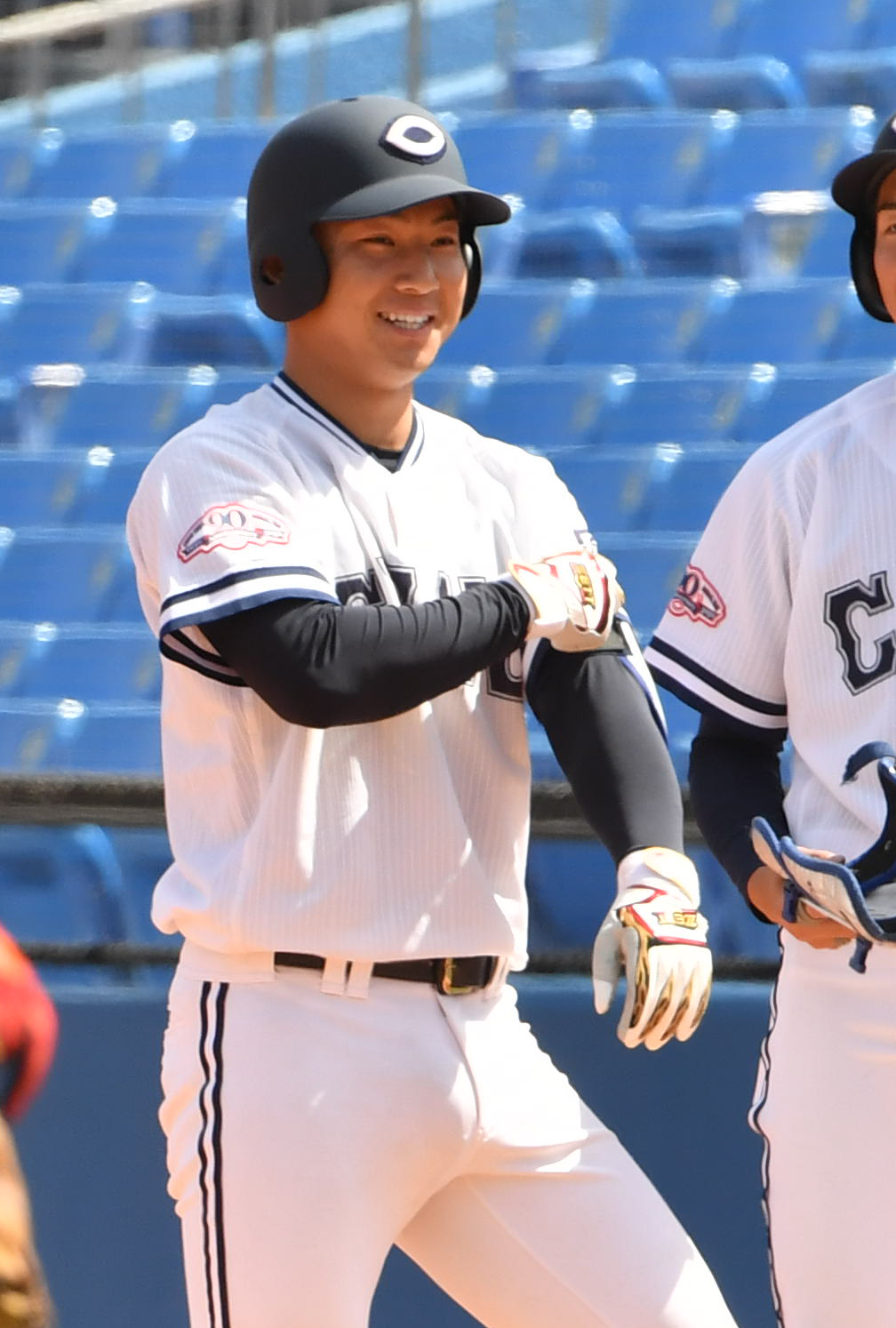 中大対立正大　1回表中大1死満塁、古賀は右前に適時打を放ち笑顔を見せる（撮影・柴田隆二）