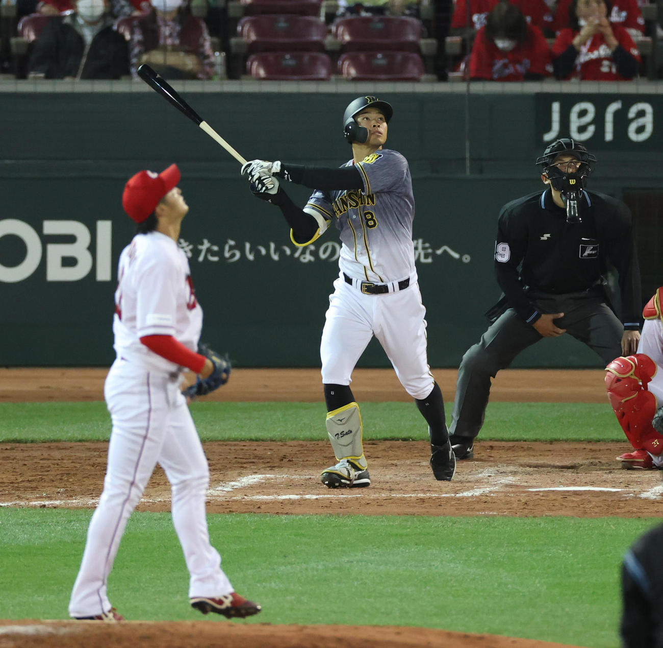 広島対阪神　4回表阪神1死一、三塁、左へ大ファウルを放つ佐藤輝明（撮影・清水貴仁）