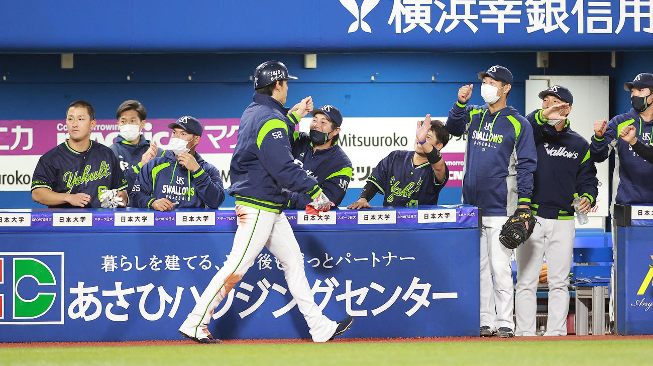 DeNA対ヤクルト　3回表ヤクルト1死二、三塁、塩見の2点右適時打で生還した高梨（手前）を迎える川端（中央）らヤクルトナイン（撮影・浅見桂子）