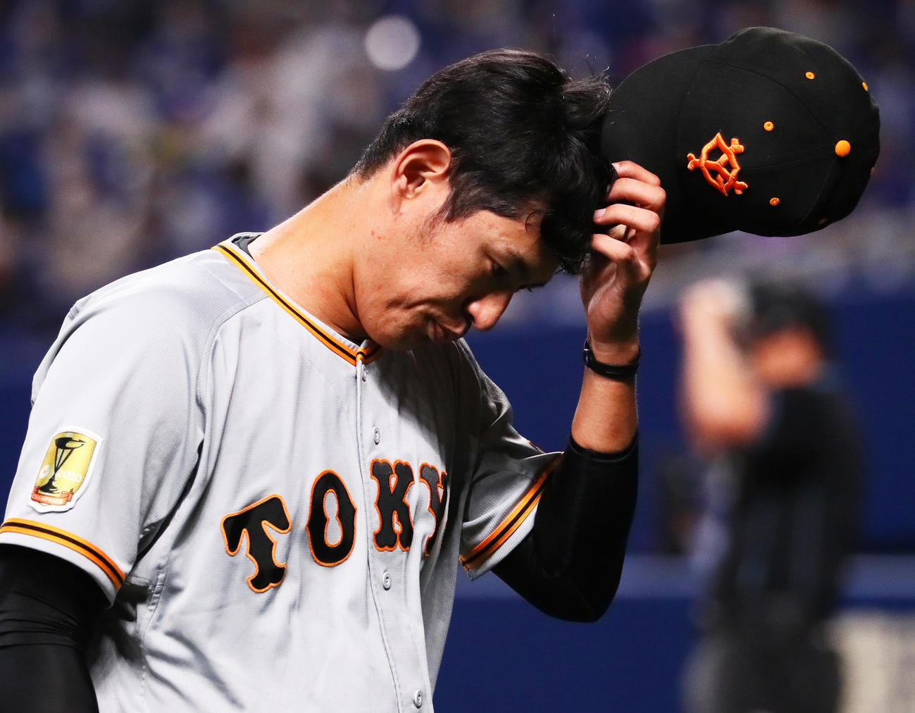 中日対巨人　2回途中で降板する巨人先発の井納（撮影・足立雅史）