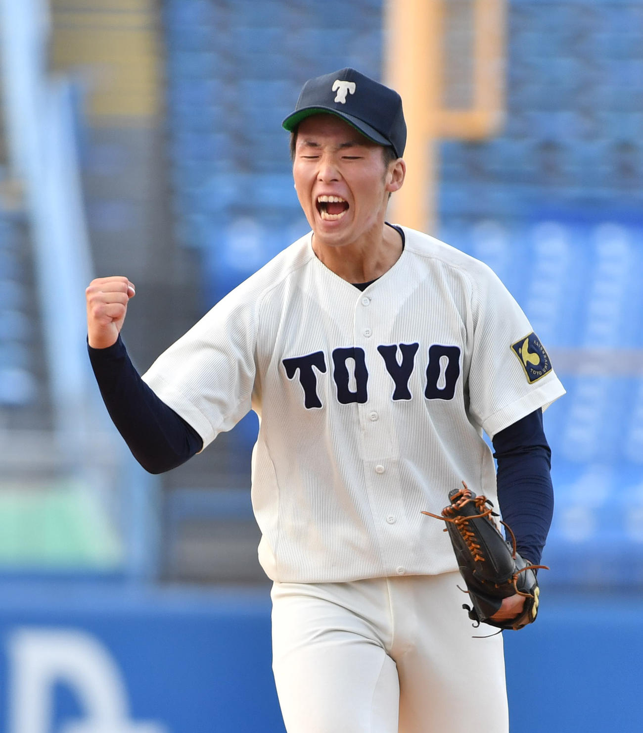 青学大対東洋大　7回表青学大1死一塁、山中を遊ゴロ併殺に仕留めガッツポーズする松沢（撮影・柴田隆二）