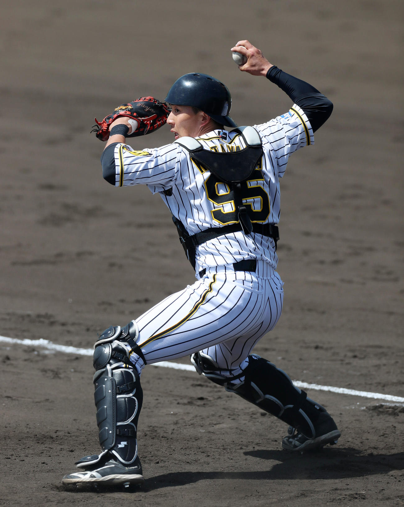 阪神対オリックス　シートノックで三塁へ送球する片山（代表撮影）