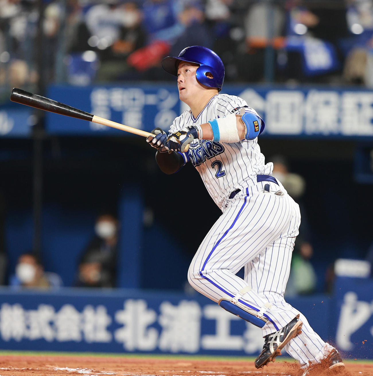 DeNA対ヤクルト　6回裏DeNA無死一、二塁、左越え3点本塁打を放つ牧（撮影・野上伸悟）