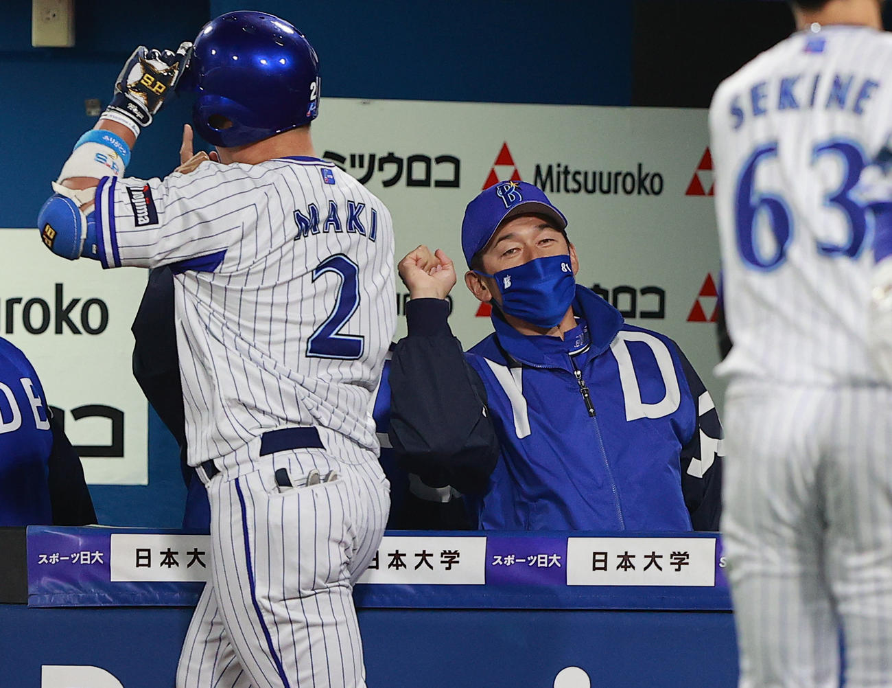 DeNA対ヤクルト　6回裏DeNA無死一、二塁、左越え3点本塁打を放った牧を迎える三浦監督（撮影・野上伸悟）