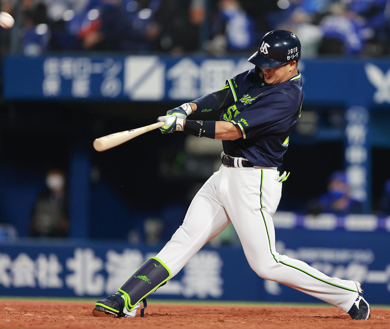 DeNA対ヤクルト　5回表ヤクルト2死一塁、左越え2点本塁打を放つ村上（撮影・野上伸悟）
