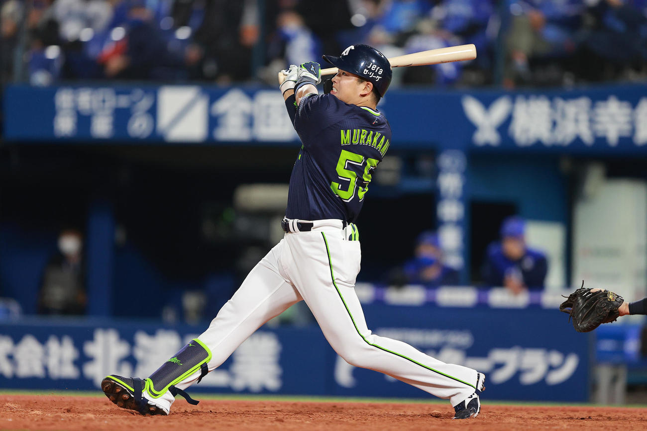 DeNA対ヤクルト　5回表ヤクルト2死一塁、左越え2点本塁打を放つ村上（撮影・野上伸悟）
