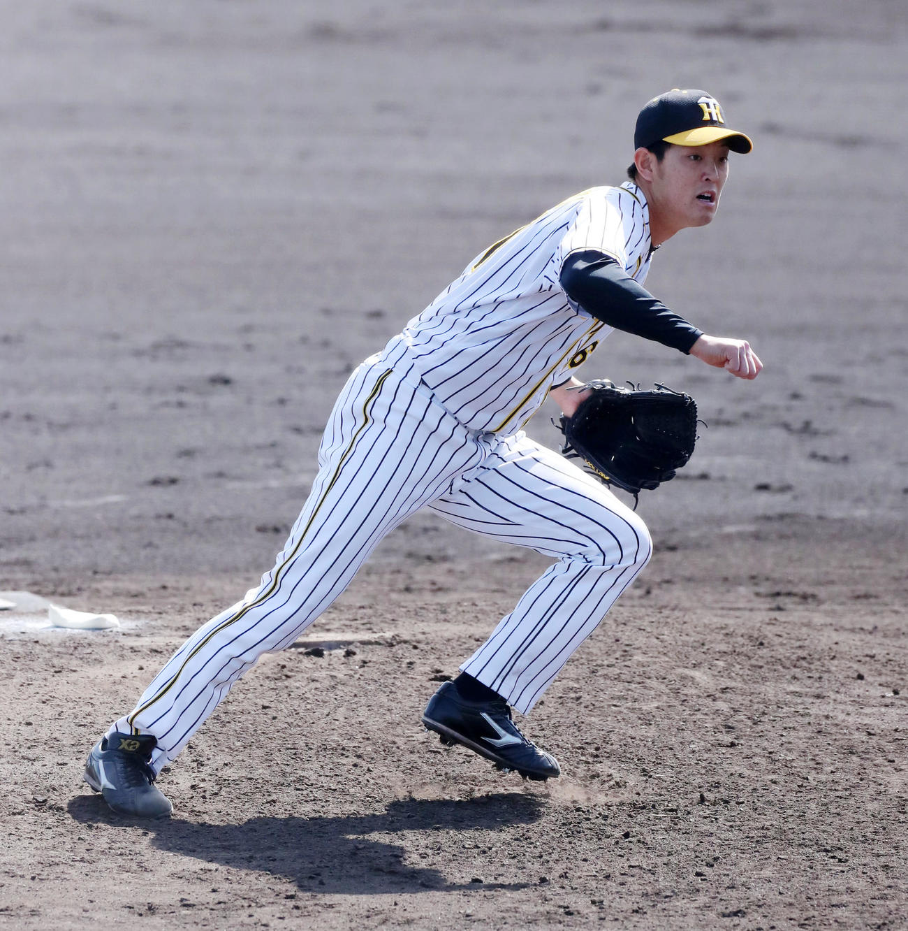 阪神対オリックス　6回表オリックス2死、阪神2番手で登板した望月は稲富の打球にマウンドからダッシュする（代表撮影）