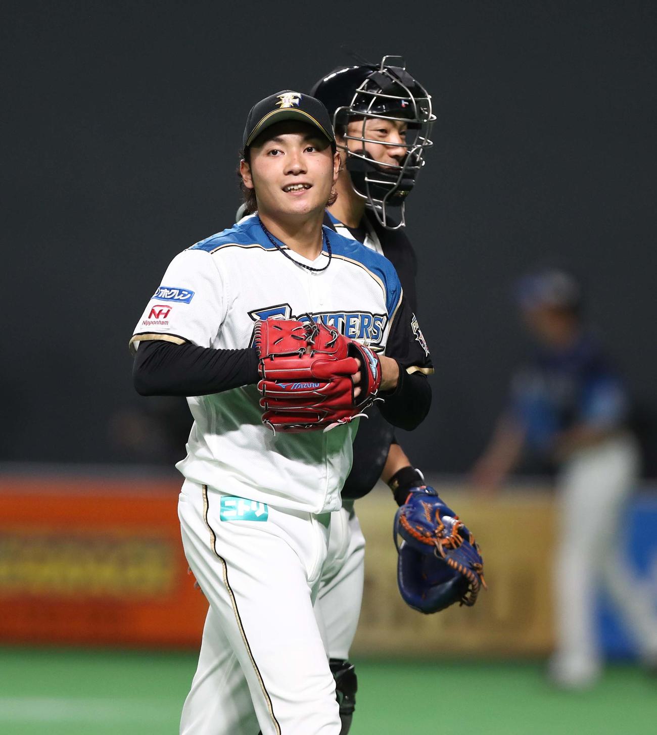日本ハム対西武　2回表、無失点に抑え笑顔の伊藤（撮影・黒川智章）