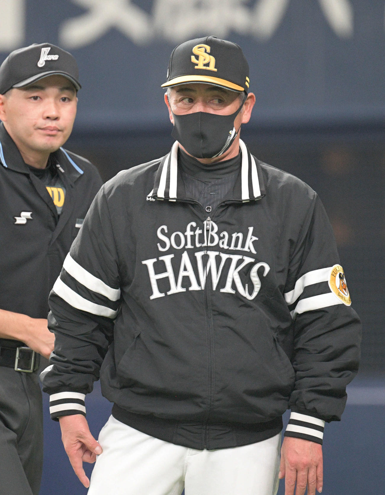 オリックス対ソフトバンク　4回表、攻撃を終え投手交代を告げた工藤監督（撮影・渦原淳）