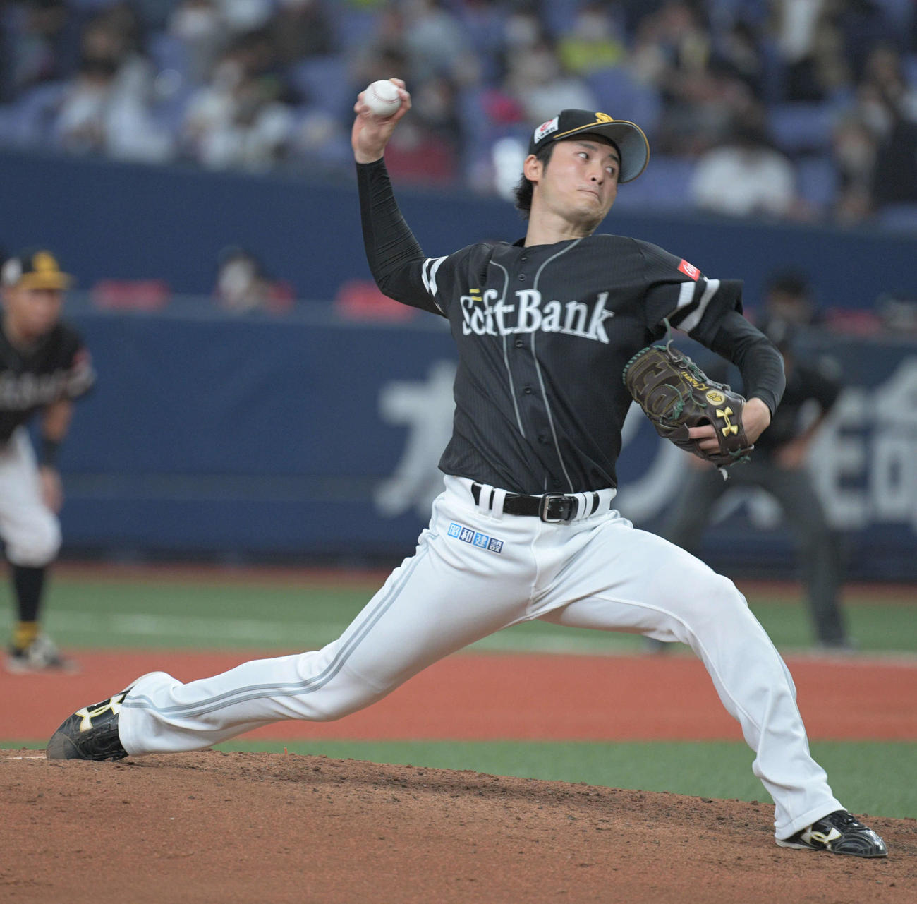オリックス対ソフトバンク　6回裏オリックス無死から登板した高橋純平（撮影・渦原淳）