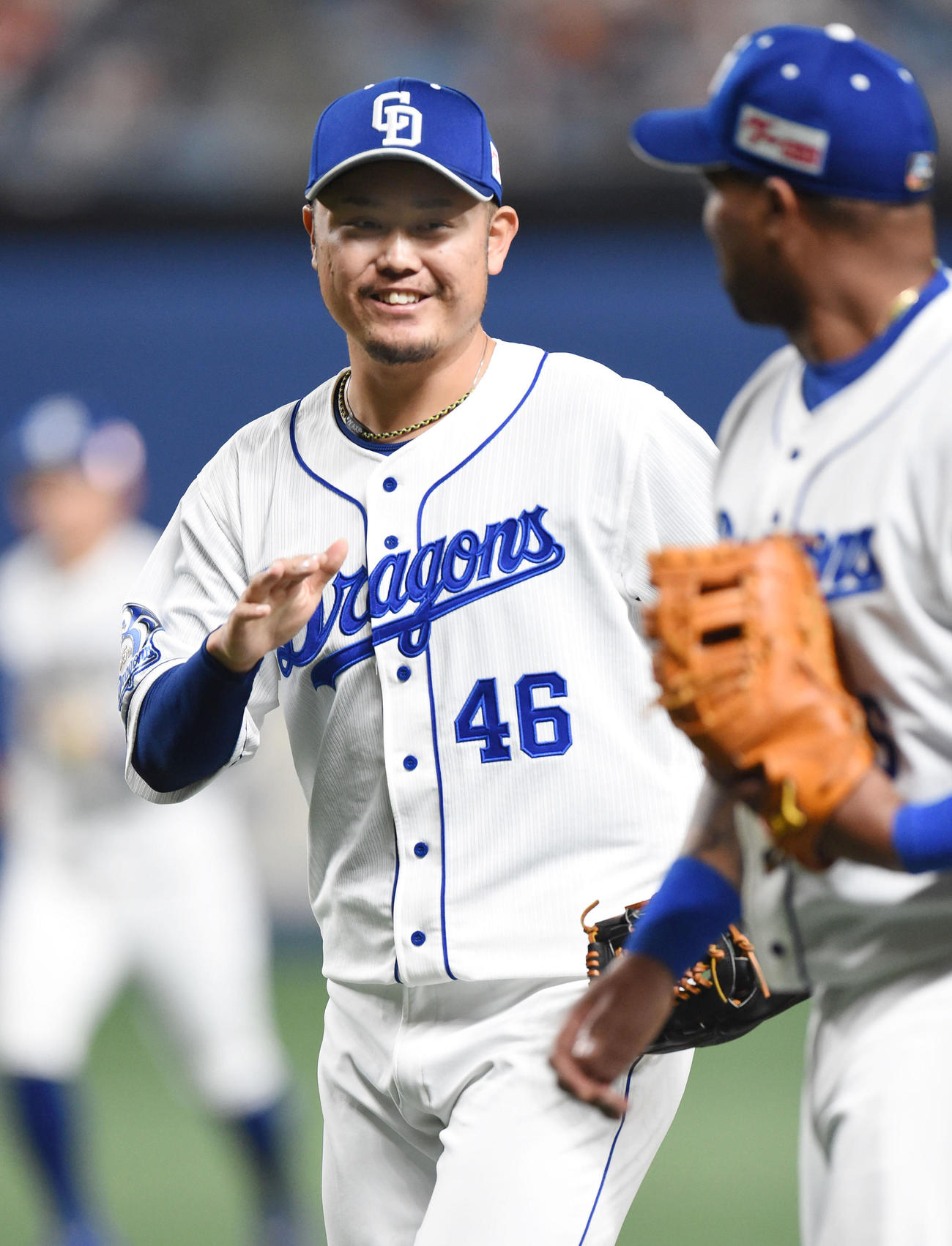 ビシエドに声をかけ明るい表情でベンチに戻る鈴木