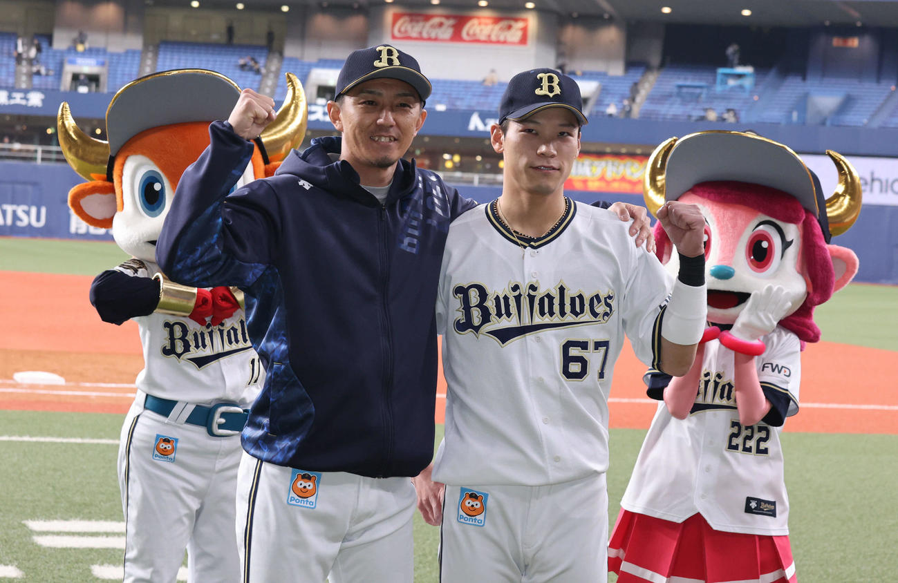 オリックス対ソフトバンク　ガッツポーズで喜びを表す増井浩俊（左）と中川圭太の投打のヒーロー（撮影・渦原淳）