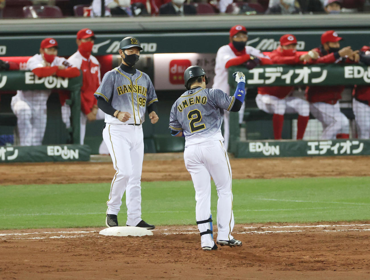 広島対阪神　4回表阪神2死一、三塁、中前適時打を放つ梅野（撮影・清水貴仁）