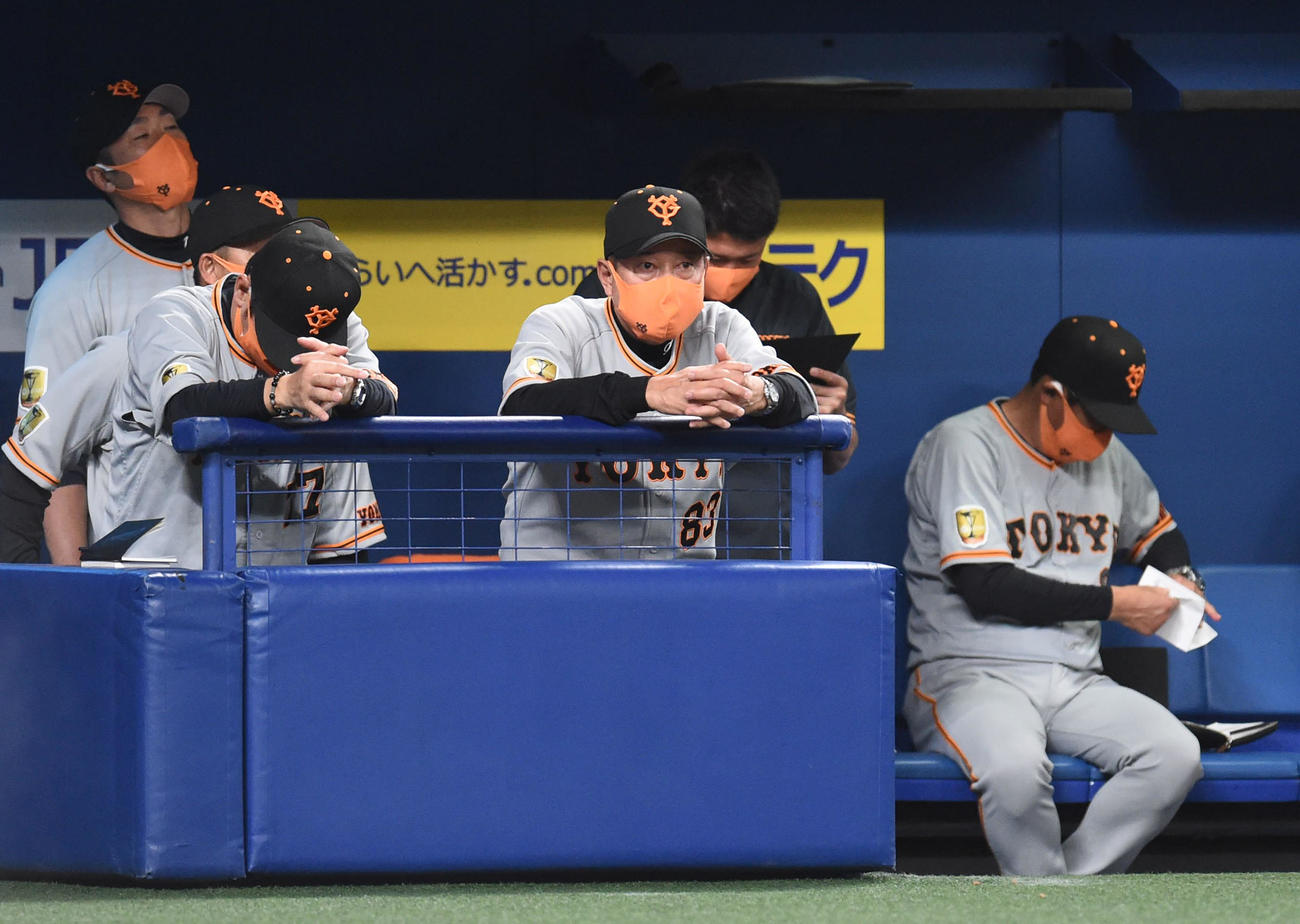 中日対巨人　9回表、ベンチで試合を見つめる原監督（撮影・森本幸一）