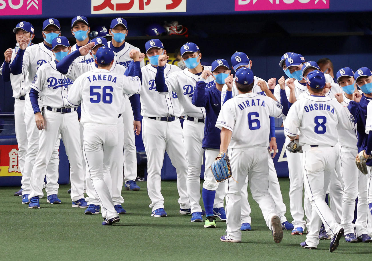 中日対巨人　試合後、選手を迎える与田監督（中央）（撮影・狩俣裕三）
