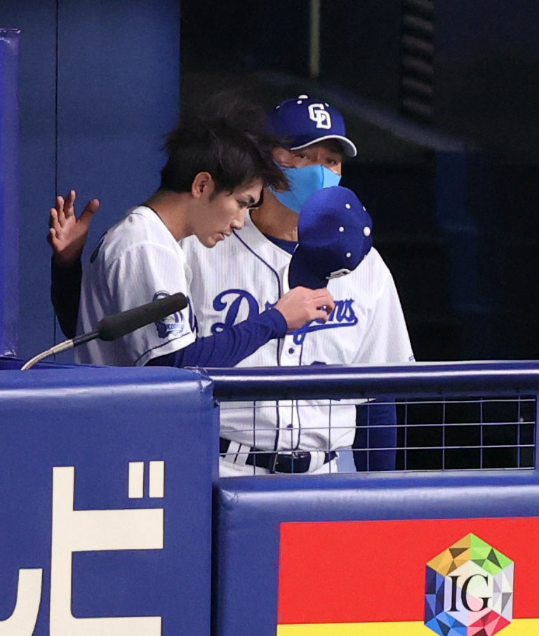 中日対巨人　4回表途中に降板した勝野（左）をねぎらう与田監督（撮影・狩俣裕三）