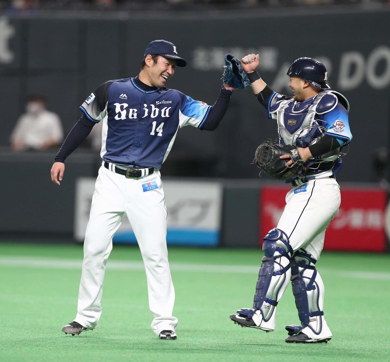日本ハム対西武　試合後、森（右）とタッチする増田（撮影・黒川智章）