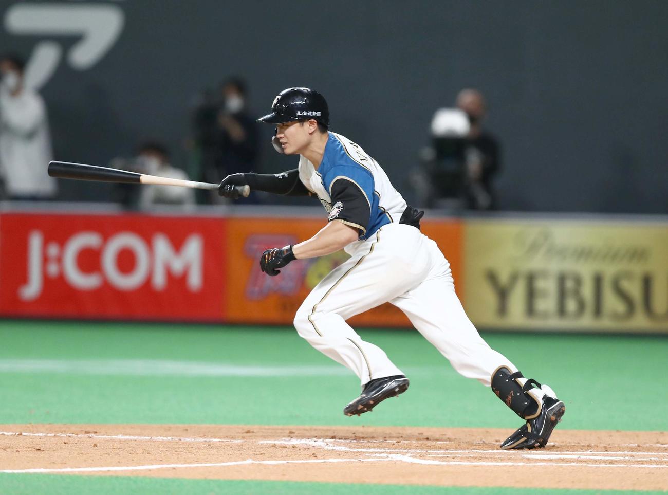 日本ハム対西武　6回裏日本ハム2死二塁、中前適時打を放つ西川（撮影・黒川智章）