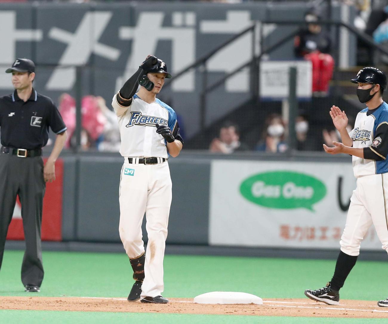 日本ハム対西武　6回裏日本ハム2死二塁、中前適時打を放ちガッツポーズの西川（撮影・黒川智章）