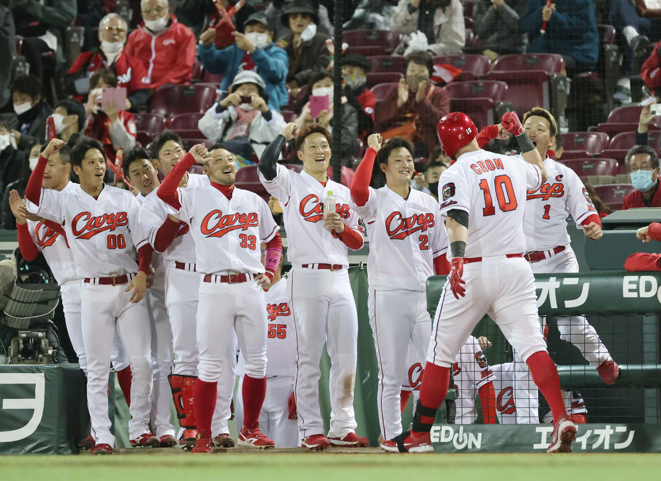勝ち越し本塁打を放ったクロンを迎える広島ナイン（撮影・加藤孝規）